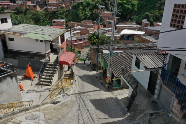 Habitantes del barrio Las Mirlas, en la comuna 8, cuentan con una nueva vía y red de alcantarillado